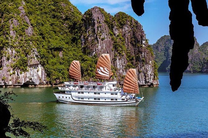 Bhaya Classic Cruise in Halong Bay, Vietnam