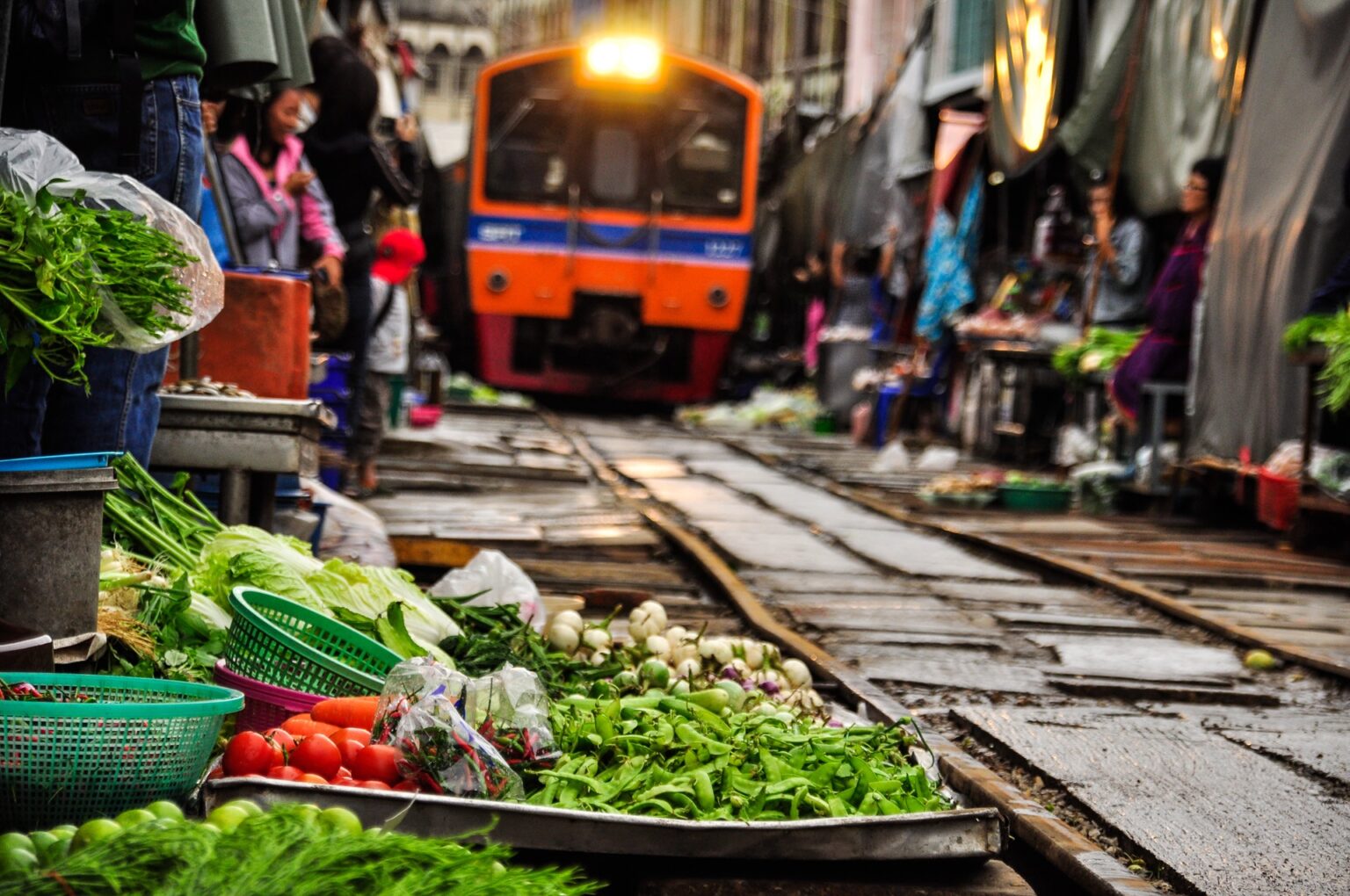 Maeklong railway market 